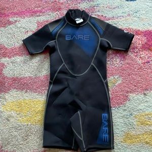 2mm wetsuit.  Short sleeve.  Great used condition.